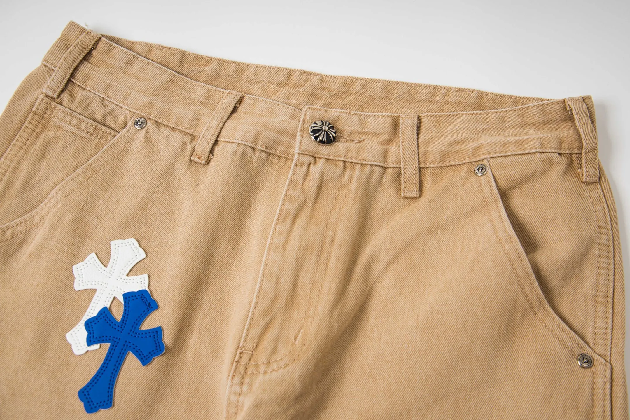 P280 Chrome Hearts khaki denim and white and blue multi-leather popular couple jeans are a hot trend this season and are sought after by countless celebrities and fashionistas. The neat details of the cutting process add color to the playful fashion! The neat and meticulous design, and the well-fitting structure is unique. The upper body not only has outstanding recognition, but also looks younger and younger. A style with the ultimate wearing meaning and performance, gorgeous color matching, and the craftsmanship of this style is also extremely extraordinary. After the finished product is washed, it is disassembled and hand-made with sheepskin cross leather and then spliced ​​together to complete. The whole piece has too many craftsmanship to describe. It is decorated with patchwork cross flowers and high-waisted washed jeans! ! Absolutely high-end luxury product, a god-level single product, a super popular product, made with top heavy industry, a must-see magic weapon that can't be missed. Style number: 1827# Size: 30 32 34 36 Color: Khaki